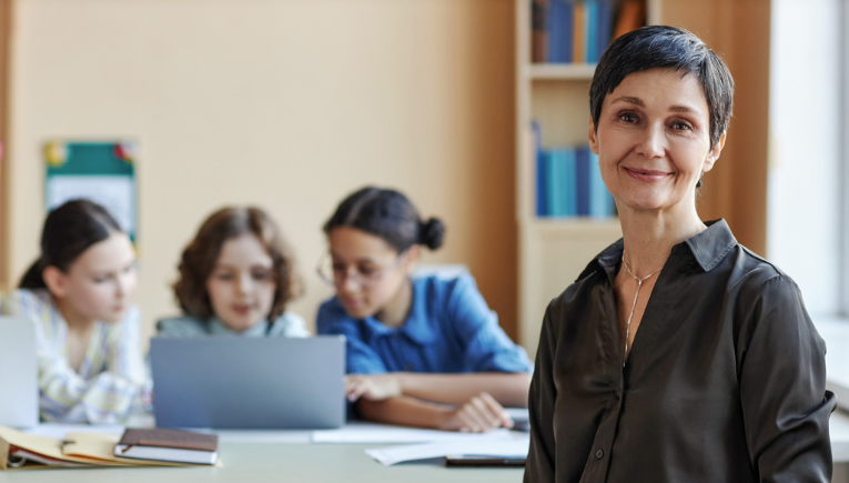 Directrice met studenten die werken op Signpost-laptops Directrice met studenten die werken op Signpost-laptops